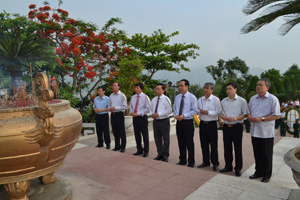Các đồng chí lãnh đạo tỉnh dâng hương tại tượng đài Bác Hồ nhân kỷ niệm 126 năm ngày sinh Chủ tịch Hồ Chí Minh. 

